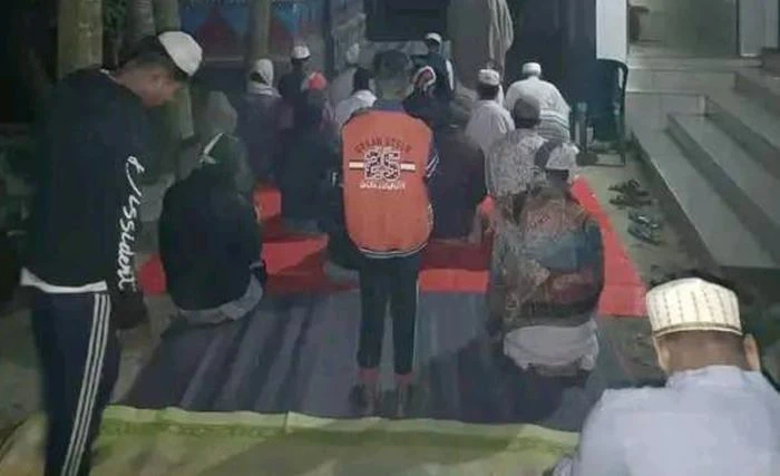 সিরাজগঞ্জে ইমাম নিয়োগকে কেন্দ্র করে মসজিদে তালা, বাইরে নামাজ আদায়